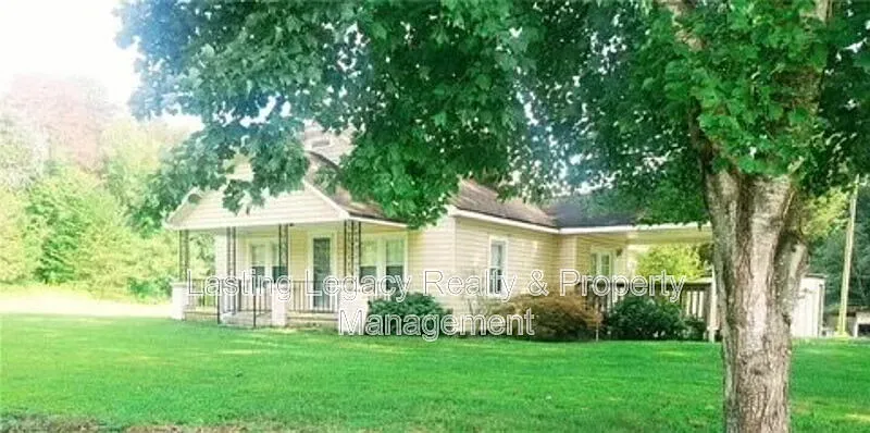 3 bed, 1.0 bath, $1,695 — Photo 2