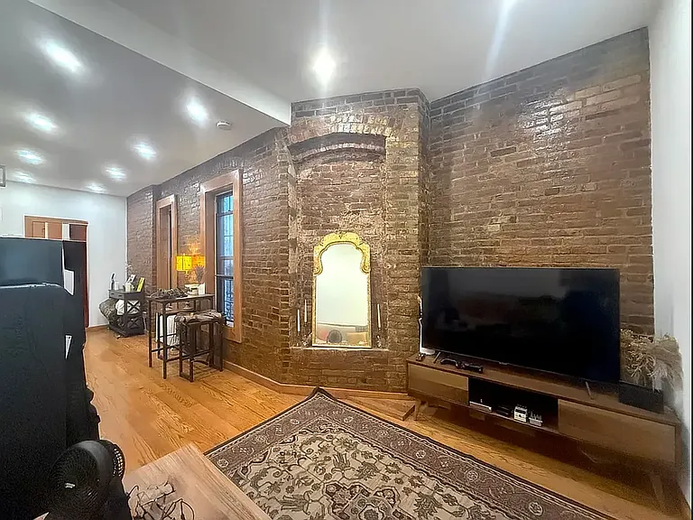 261 E 10th St #18 — Photo 5