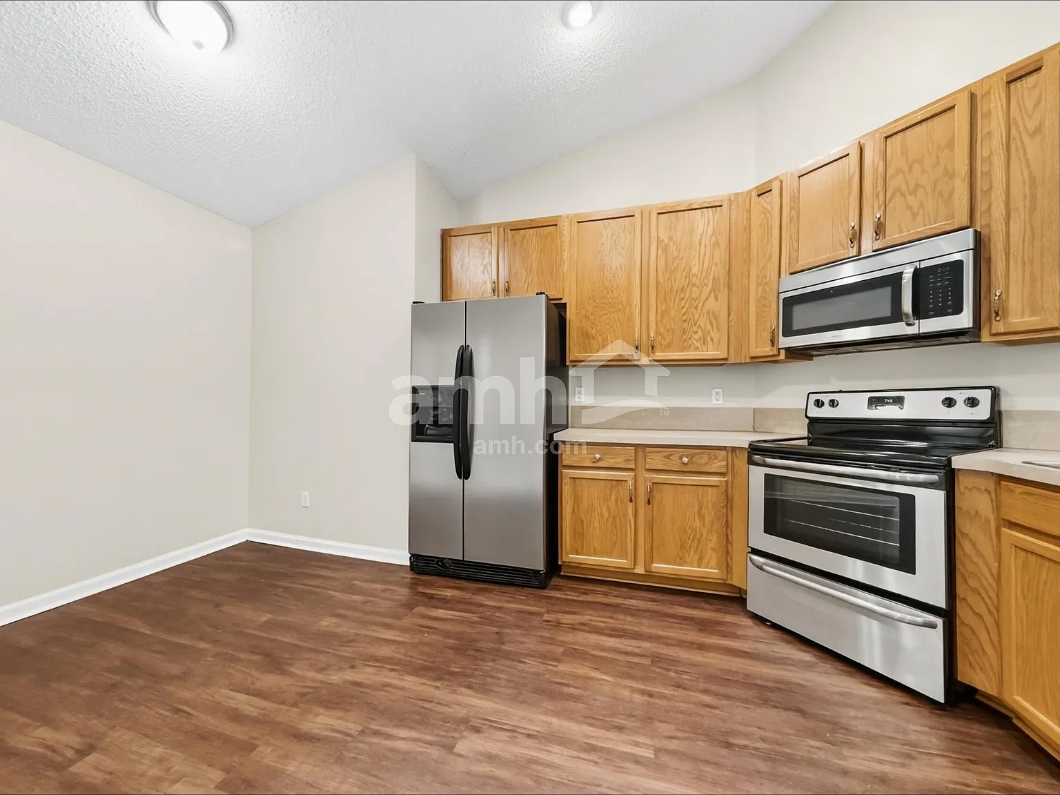 3 bed, 2.0 bath, 1932 sqft, $2,035 — Photo 3