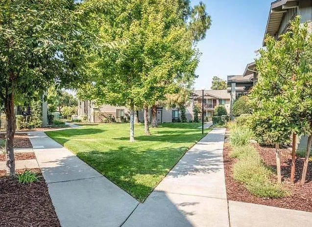 LAUREL GLEN — Photo 4