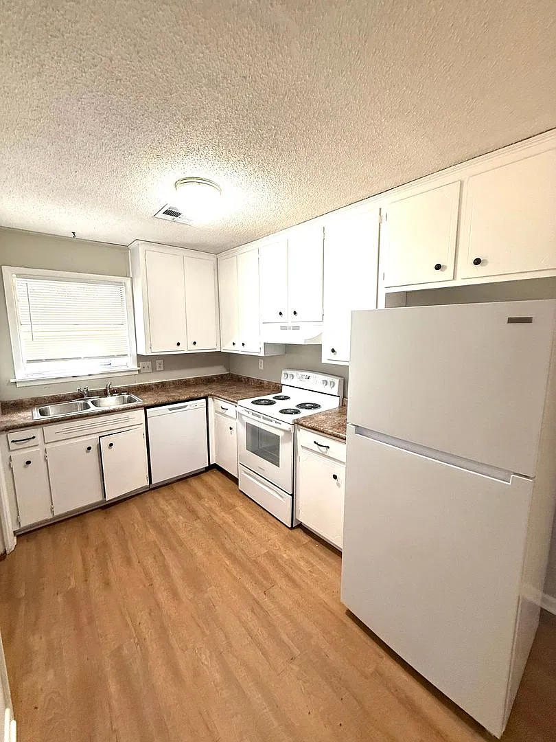 3 bed, 2.0 bath, 1169 sqft, $895 — Photo 3