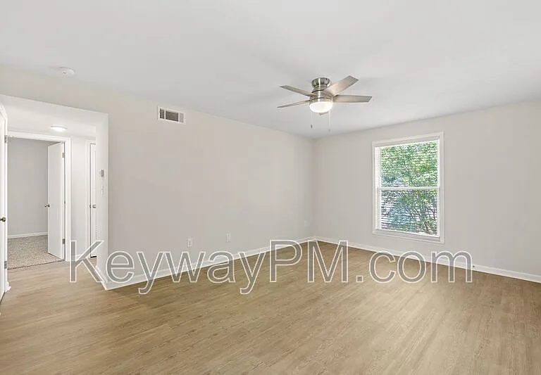 1030 Carriage Dr #D — Photo 9