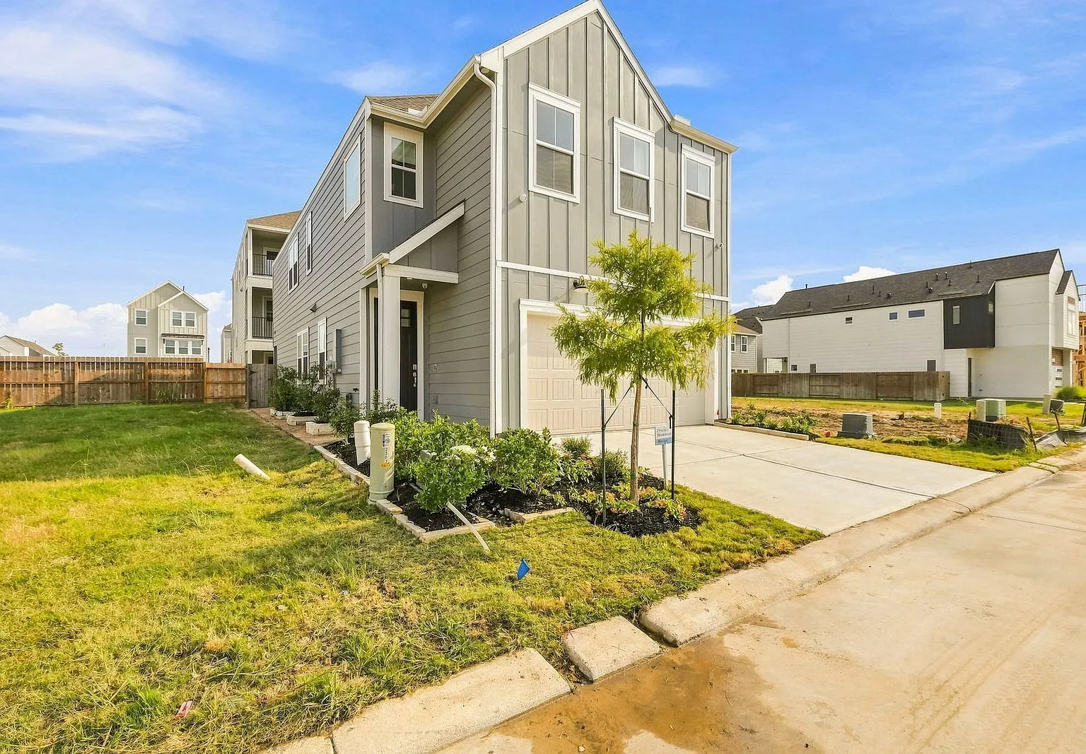 4 bed, 2.5 bath, 2260 sqft, $2,900 — Photo 3