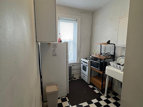 5th image of 1749 Melville St #3