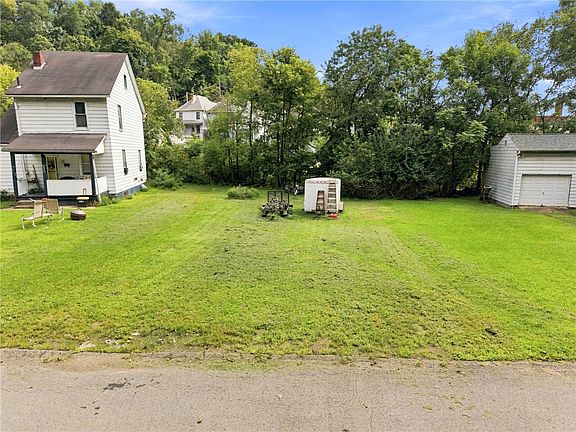 2nd image of 223 Lexington Ct