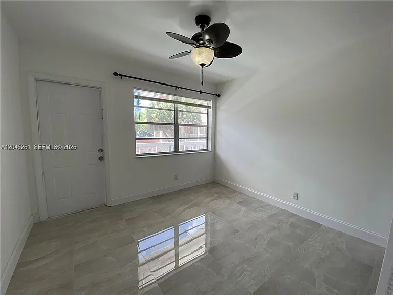 601 SE 5th Ct #208 — Photo 16