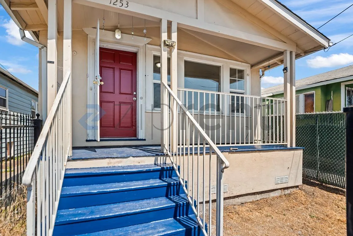 3 bed, 1.5 bath, 932 sqft, $3,325 — Photo 3