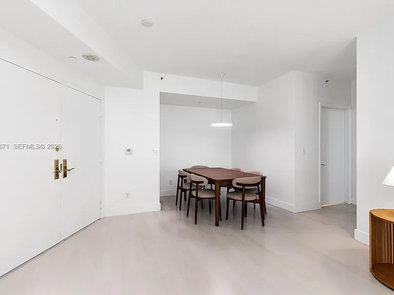 300 S Pointe Dr #907 — Photo 7
