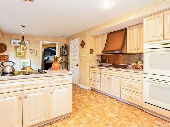 3rd image of 47 Highwood Dr