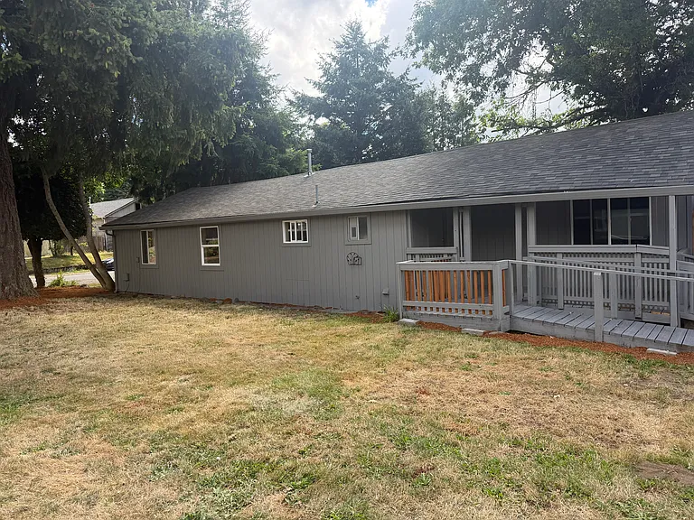 289 SE Hazel St — Photo 2