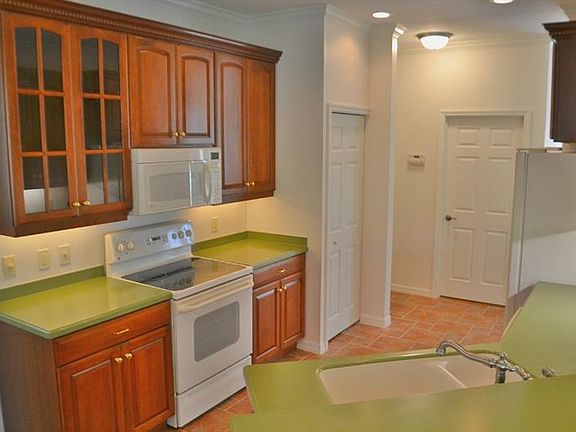 3rd image of 4492 Strathmore Dr