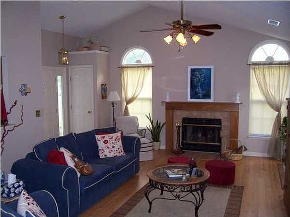 Spacious and open Living area!!