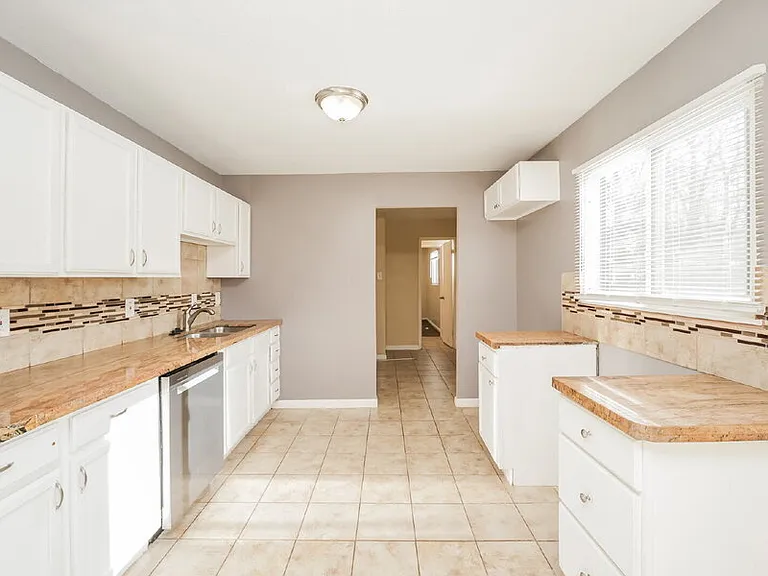 25240 Sandhurst Rd — Photo 6