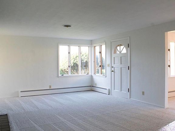 4th image of 295 W Riverside Dr