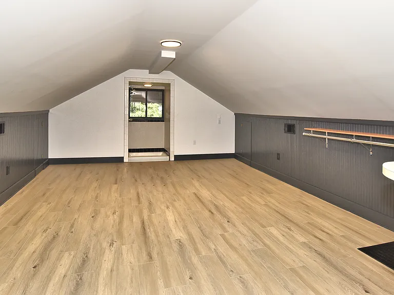 Upstairs Bedroom, with Shower