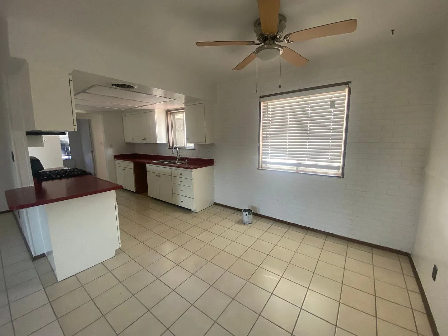 1733 Aspen Ave - Spacious 4 bed 2 bath with an office and a sun room! — Photo 3