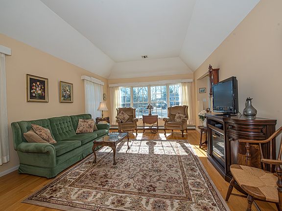 4th image of 3 Christopher Ct