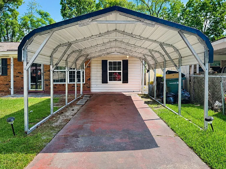 1621 Cloverdale Dr — Photo 2