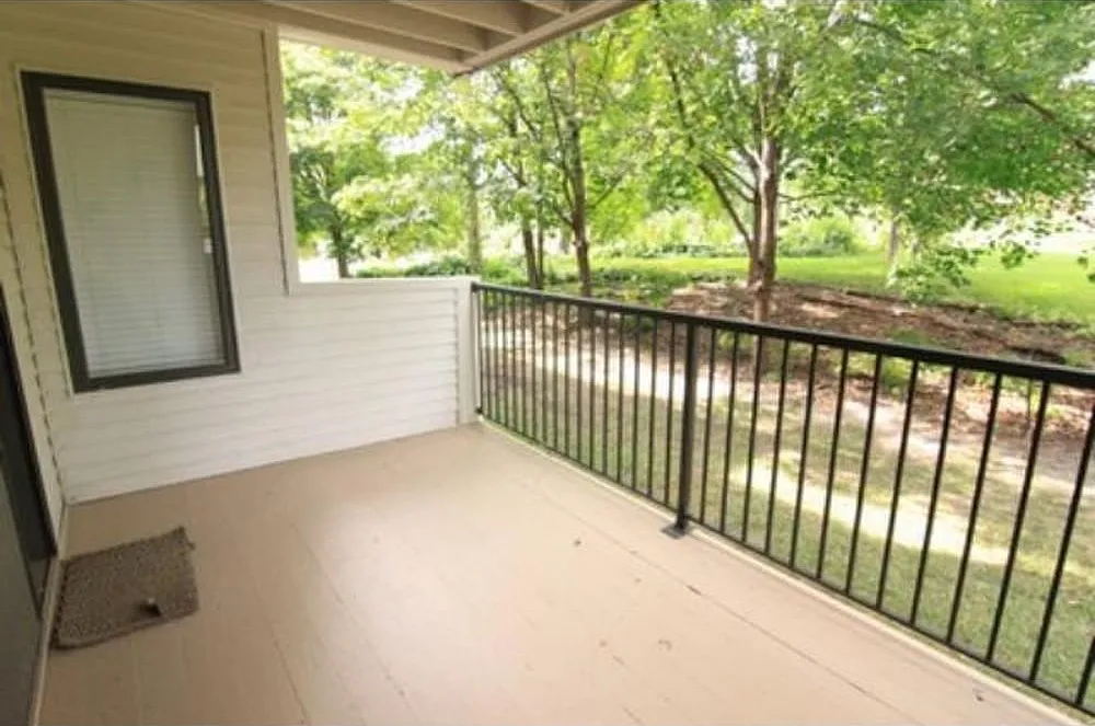 2 Bedroom Condo / Townhouse — Photo 4