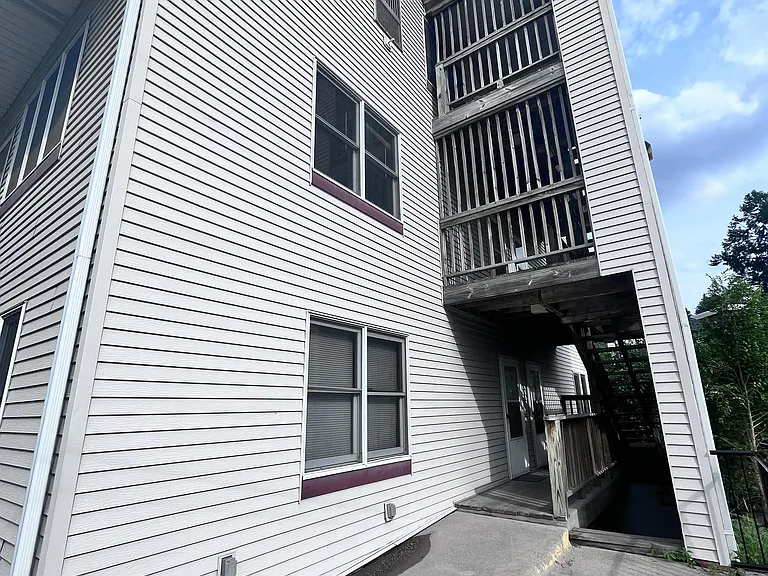 1053 Cromwell Ave #303 — Photo 9