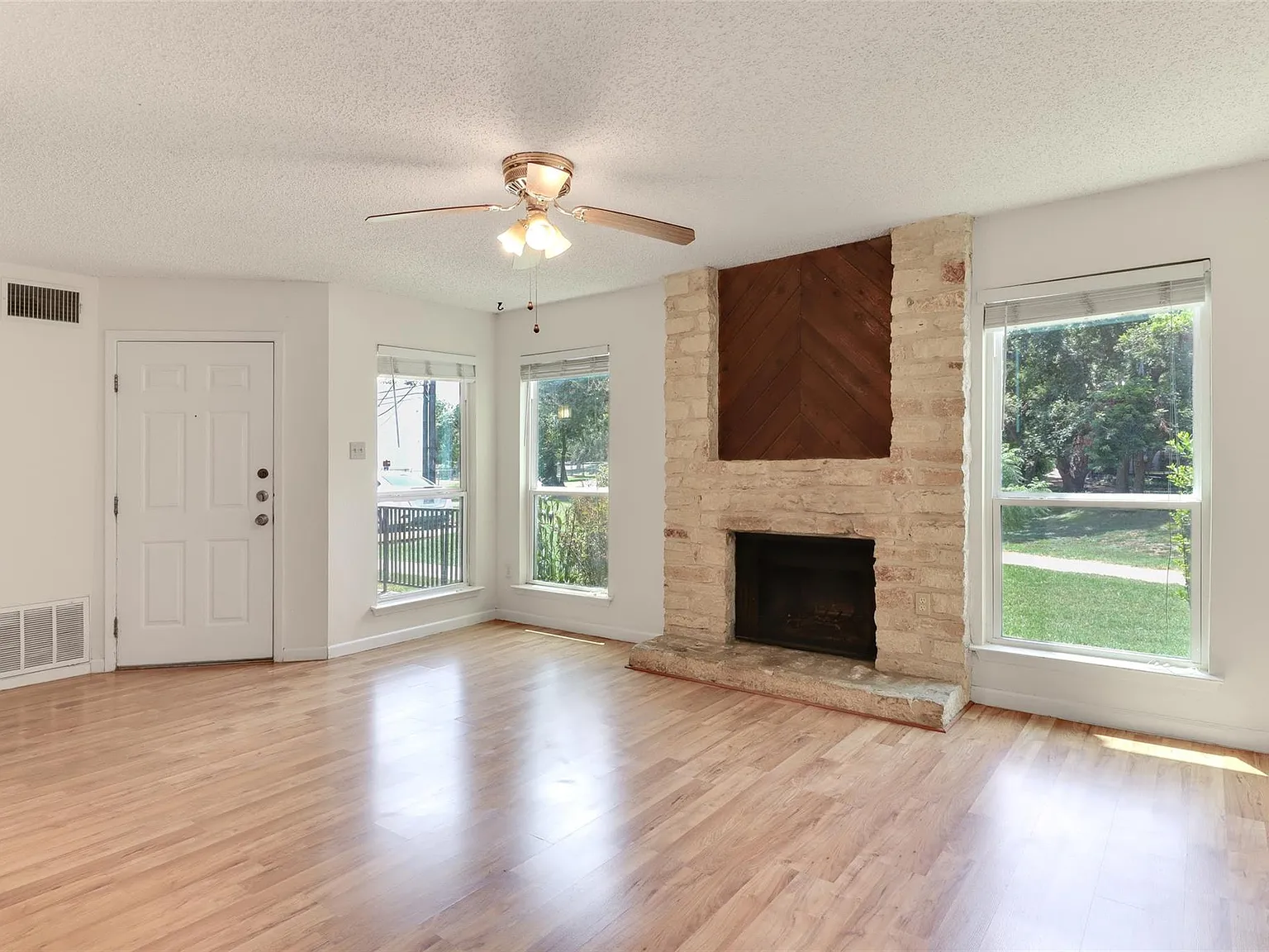 2 bed, 2.0 bath, 952 sqft, $1,200 — Photo 4