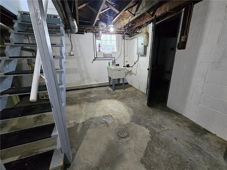 325 Outlook St — Photo 33