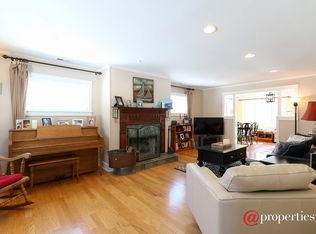 1008 Plaister Ave, Lake Bluff, IL 60044