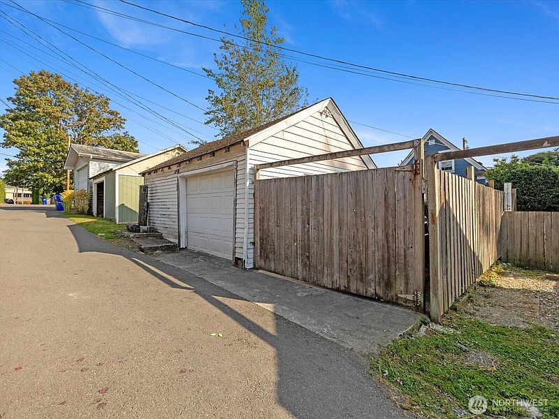 4th image of 2407 Everett Avenue