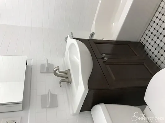 Rented by City Connections Realty | media 10