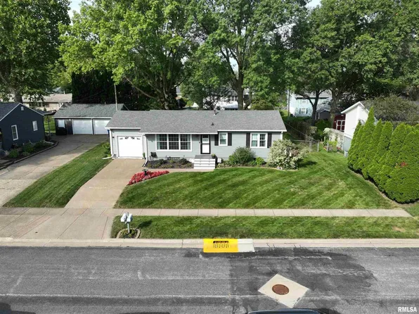 510 N 4th St, Eldridge, IA 52748