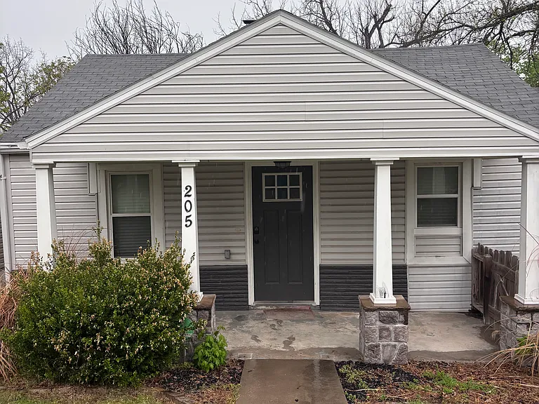 205 E Farmer St — Photo 1