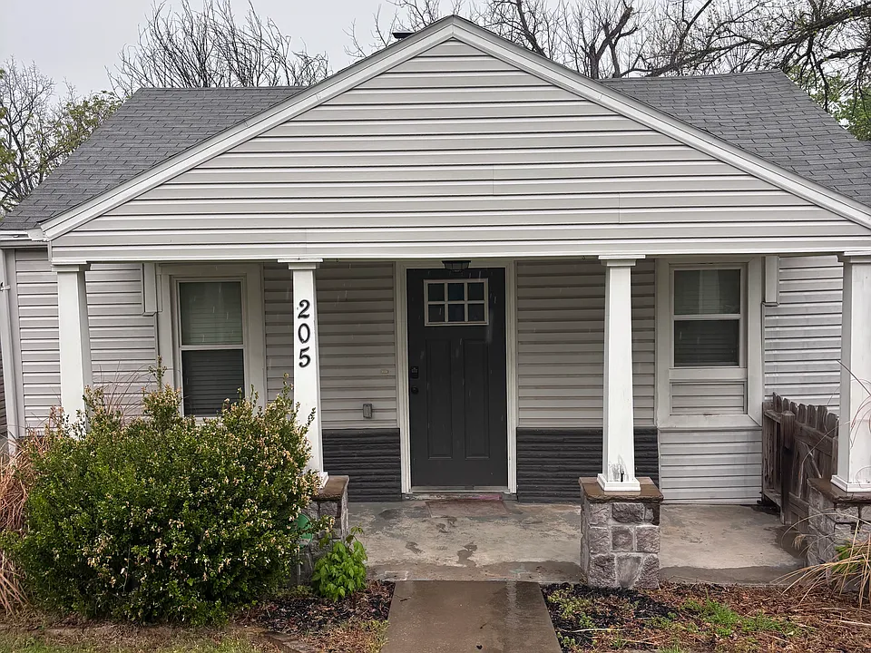 205 E Farmer St