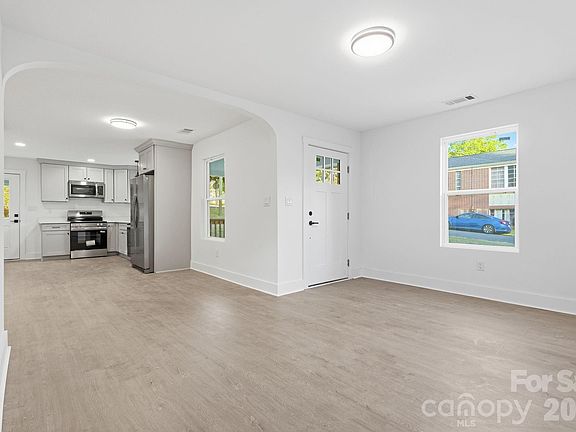 4th image of 200 W 17th St