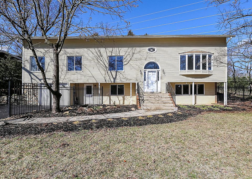 1st image of 9913 Betteker Ln