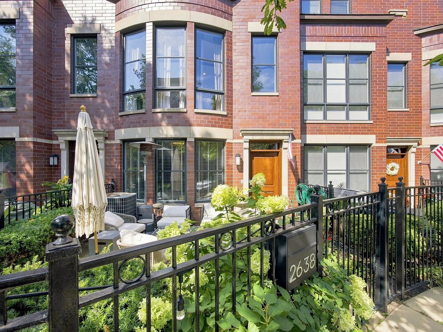 4 bed, 2540 sqft, $7,900 — Photo 2