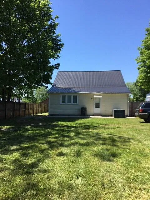 4 bed, 2200 sqft, $1,800 — Photo 2