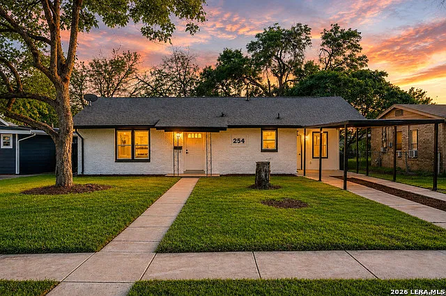 4 bed, 2.0 bath, 1008 sqft, $1,700 — Photo 1