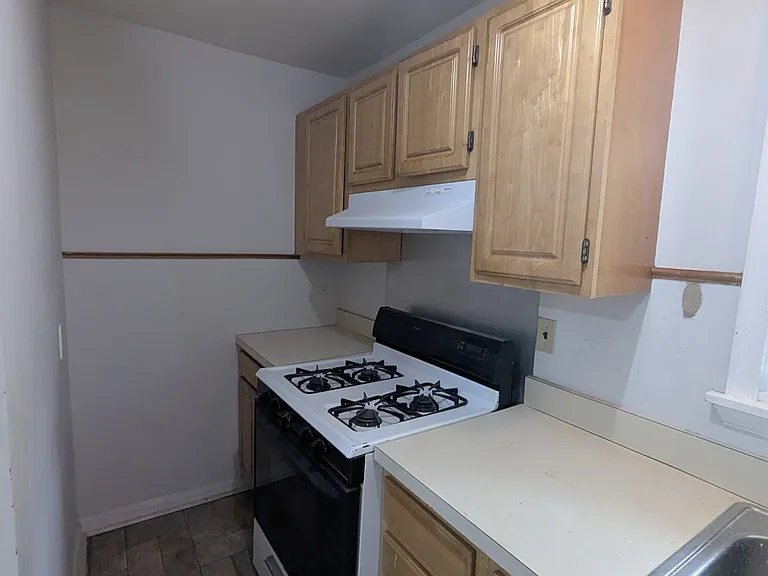507 W Henry St — Photo 6