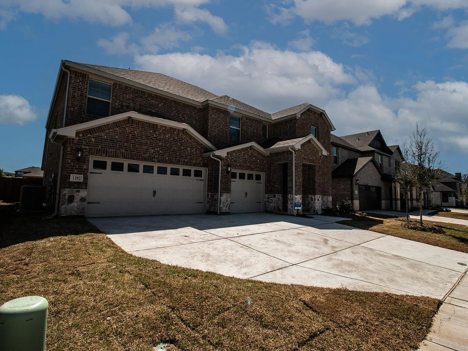 5 bed, 3443 sqft, $3,200 — Photo 2