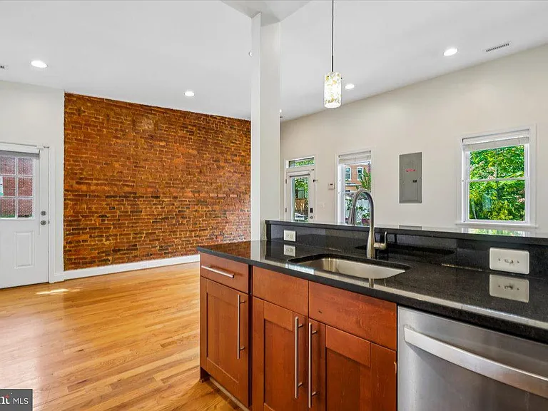 1339 C St NE — Photo 9