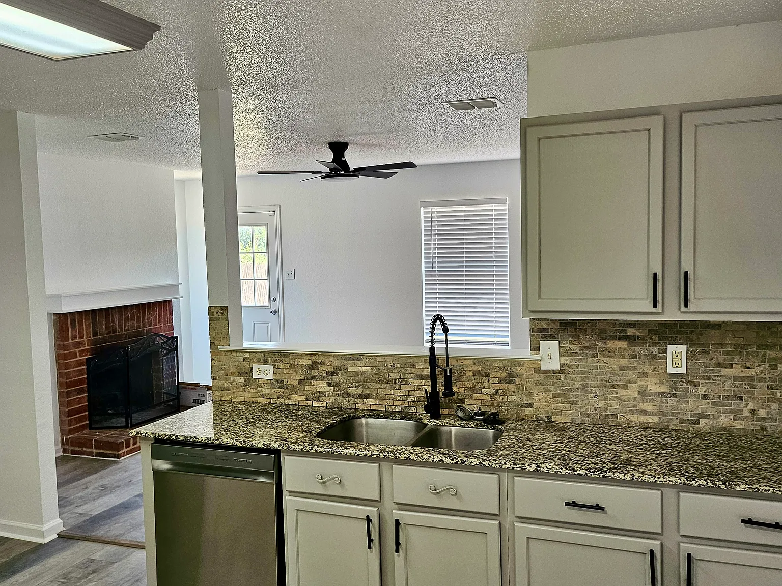 3 bed, 1892 sqft, $2,050 — Photo 3