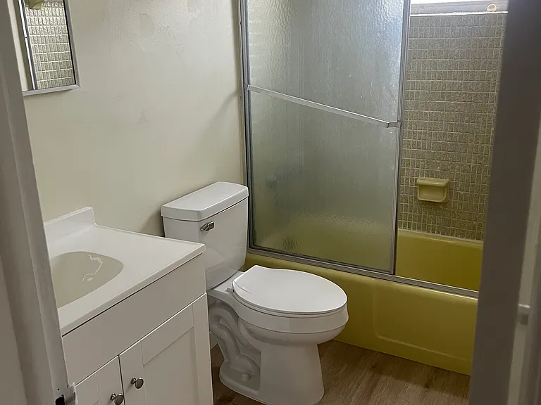 615 NE 8th St #8 — Photo 1
