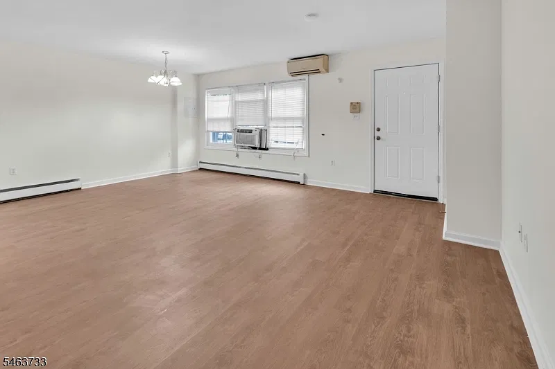 3 bed, 1.0 bath, 950 sqft, $2,400 — Photo 2