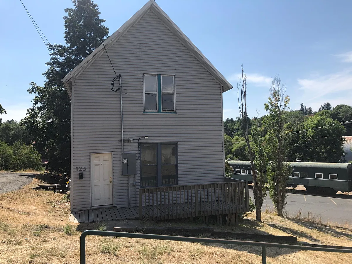 Building Photo - 125 NE Whitman St
