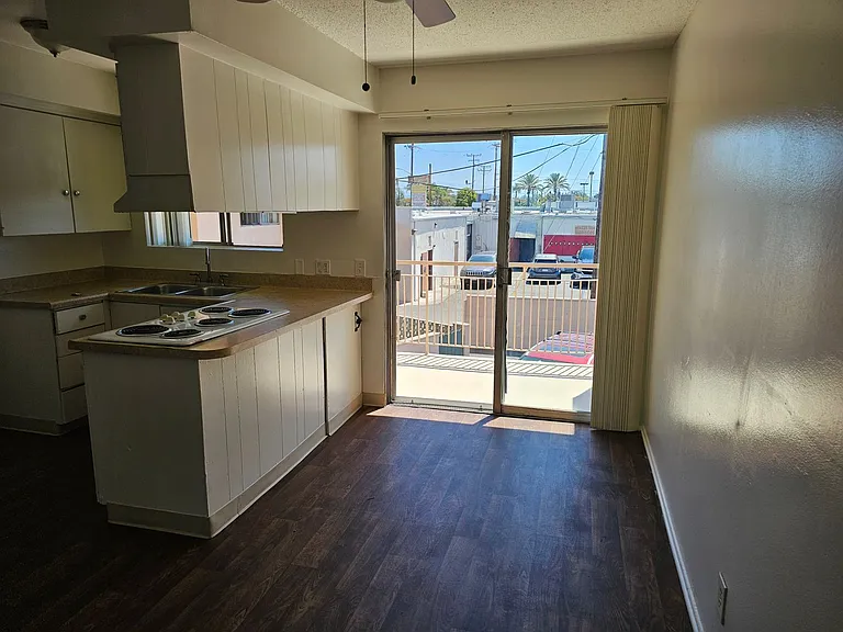 1414 W McFadden Ave — Photo 4