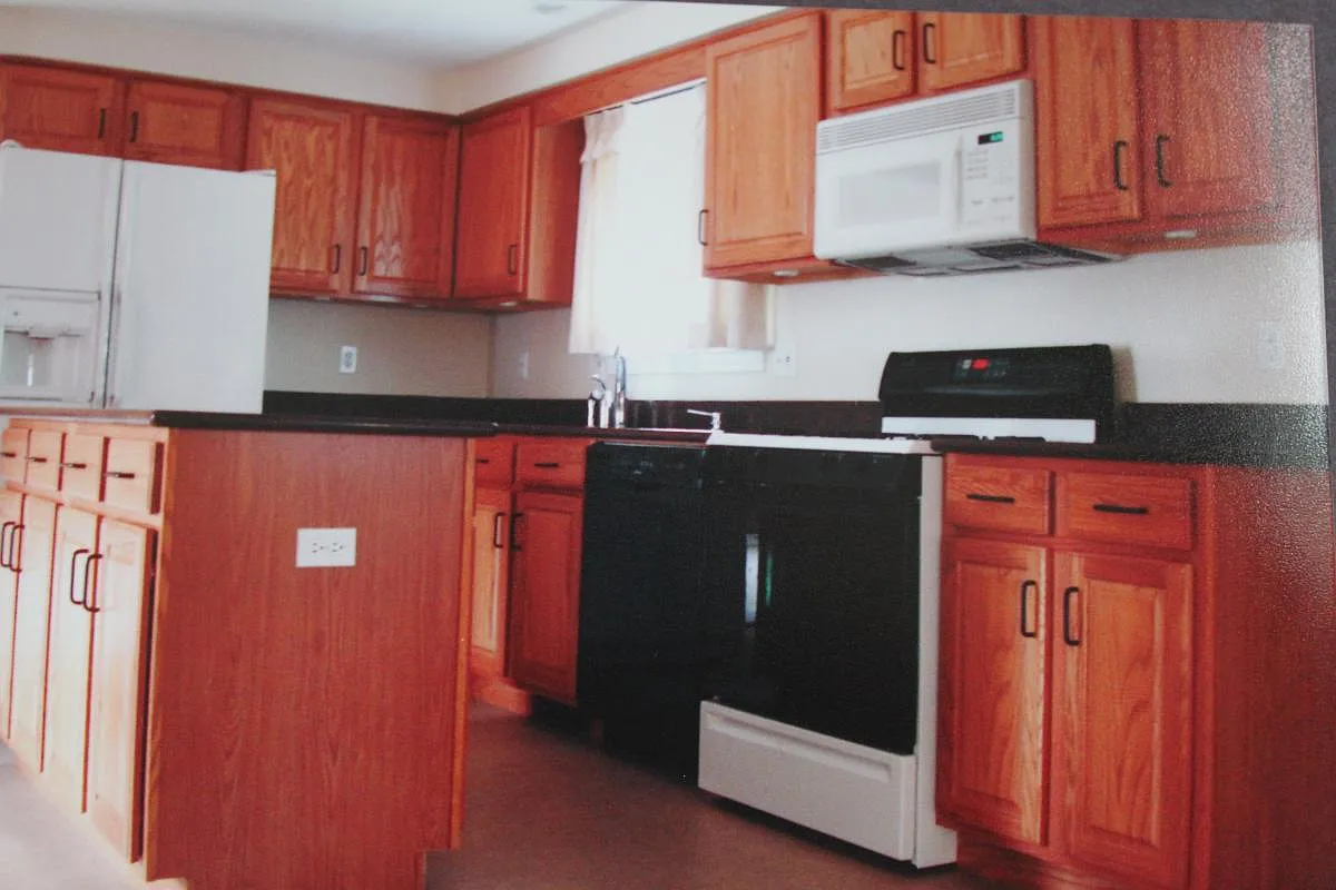 4 bed, 2.5 bath, 2560 sqft, $4,200 — Photo 4