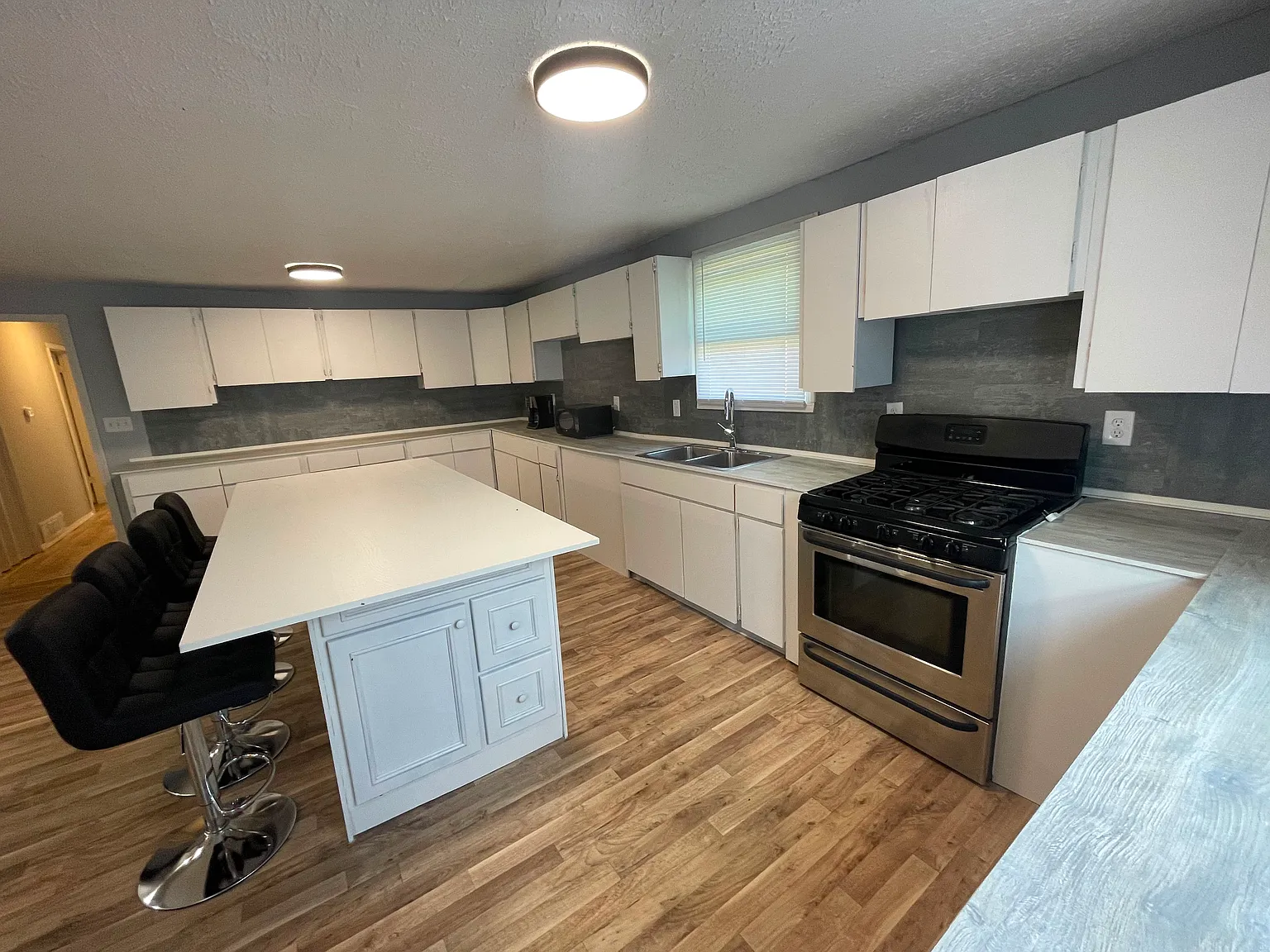 1019 E Walnut St — Photo 3