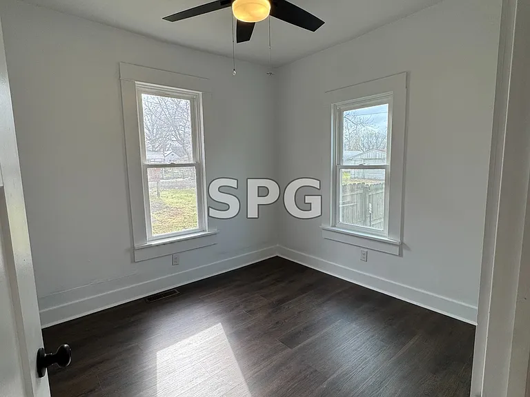 1002 E 10th St — Photo 17