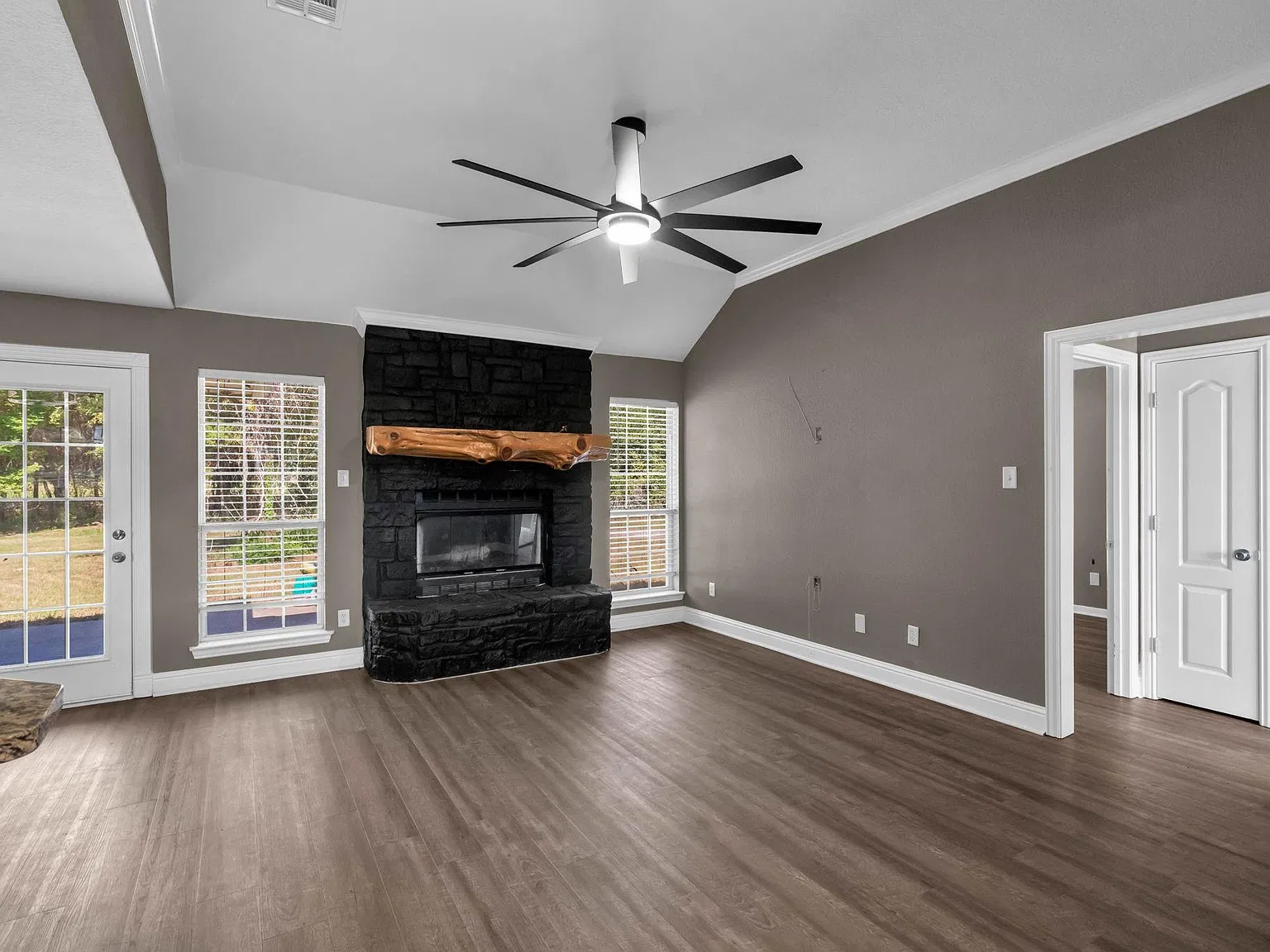 3 bed, 2.0 bath, 2015 sqft, $3,500 — Photo 4