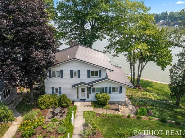 1149 E Hess Lake Dr, Grant, MI 49327